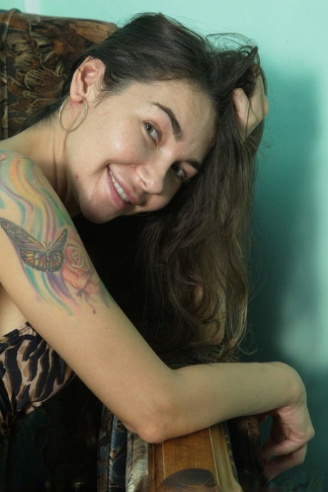 Sexy amateur model Alexandra Roz reveals her hot inked body and big boobs