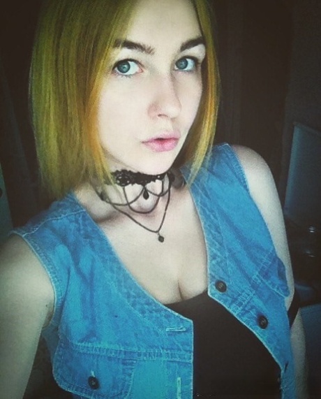Amateur cutie Summer Hart exposes her big naturals and takes selfies