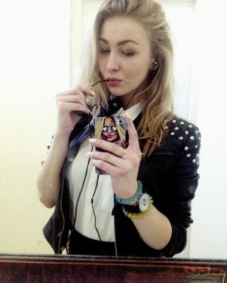 Amateur cutie Summer Hart exposes her big naturals and takes selfies