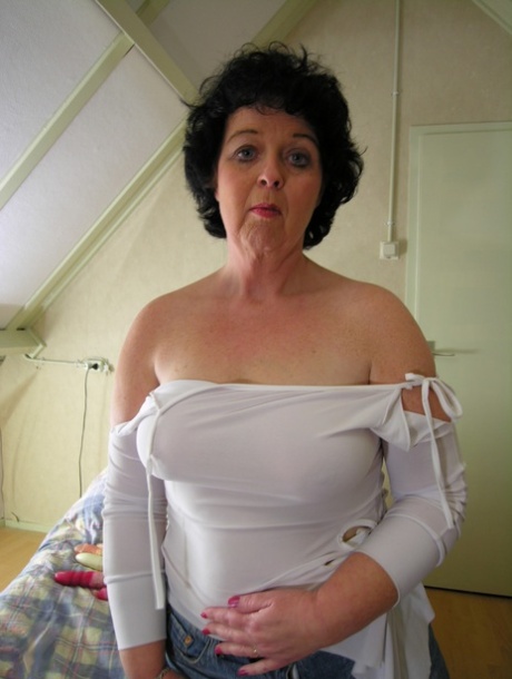 Mature slut Wopke spreads her tasty pink pussy up close & toys with a dildo