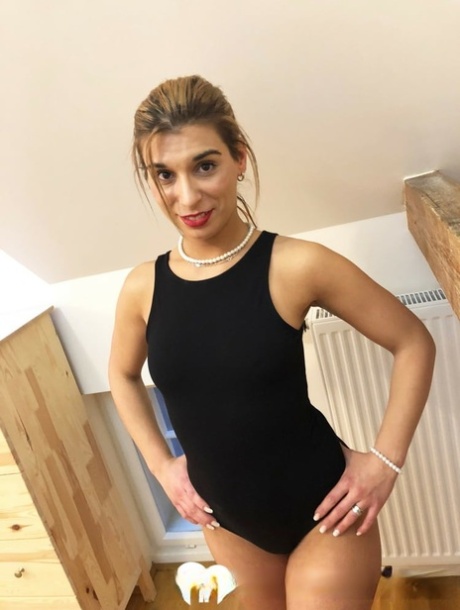 Hot amateur unveils her small tits and her shaved twat in a homemade solo