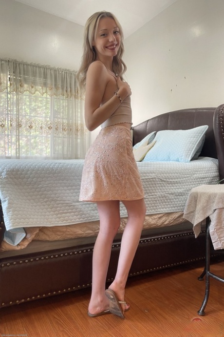 Amateur beauty Cecelia Taylor displays her feet and hot holes up close