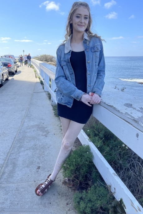 Skinny amateur Meloni Moon shows off her pretty feet and holes up close