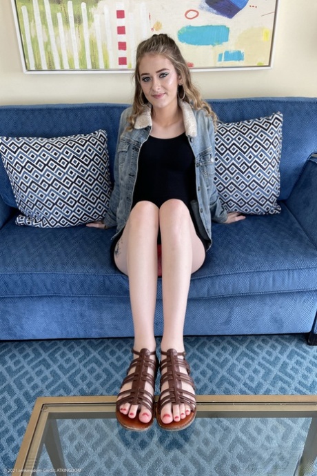 Skinny amateur Meloni Moon shows off her pretty feet and holes up close