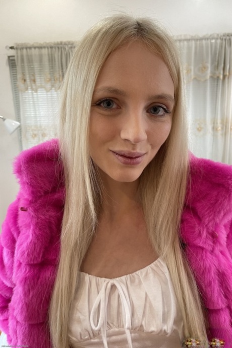 Short babe Kortney Kane shows her shaved holes and sexy feet up close