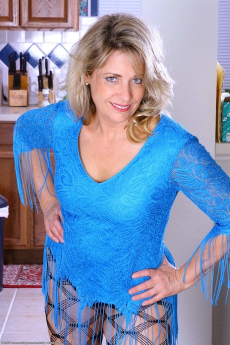Sexy mature amateur Liz shows her natural body and spreads her hairy pussy