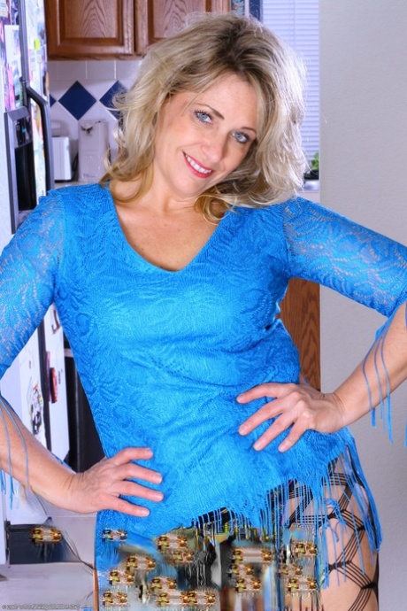 Sexy mature amateur Liz shows her natural body and spreads her hairy pussy