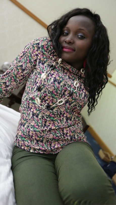 Cute amateur ebony Barbra shows her bubble ass and takes a hot boner
