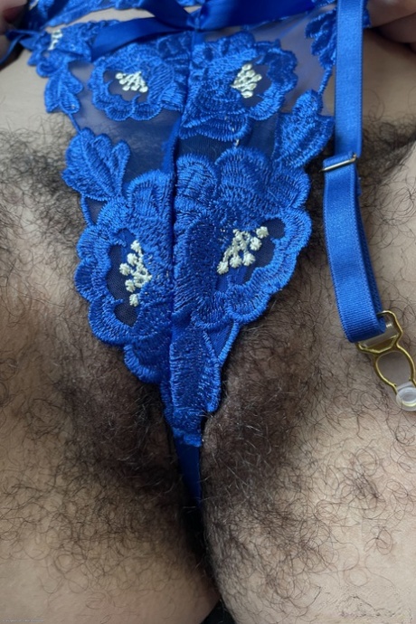 Lustful amateur babe Zoey Jpeg shows her super hairy pussy & big ass in a solo