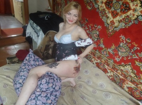 Kinky blonde amateur flaunts her delicious shaved cunt and hot big ass