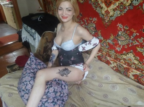 Kinky blonde amateur flaunts her delicious shaved cunt and hot big ass