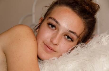 Beautiful babe Dubsie shows off her tiny tits and her pubic hair