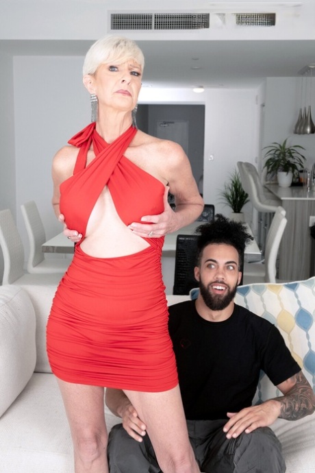 Short-haired MILF Foxxxy Darlin swallows cum after being fucked hard