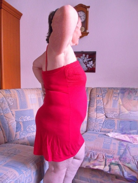 Brunette granny Jarebiza exposes her huge ass & saggy tits in a solo