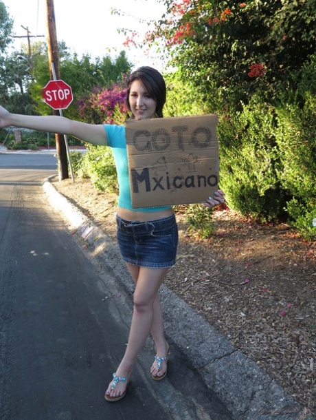 Slutty Asian hitchhiker Kurea Asuka takes cum in her mouth after sweet sex